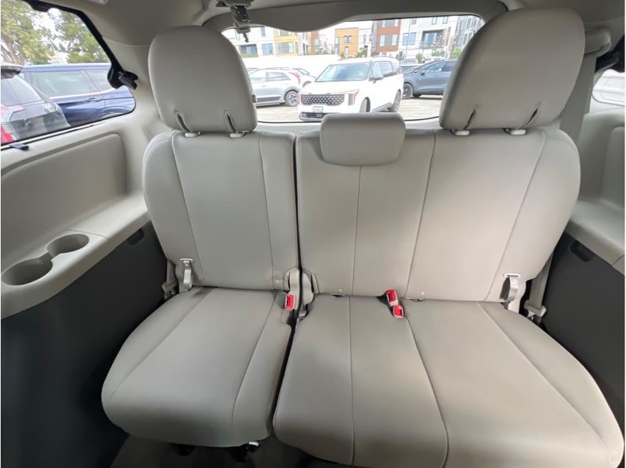 2017 Toyota Sienna XLE Premium Minivan 4D