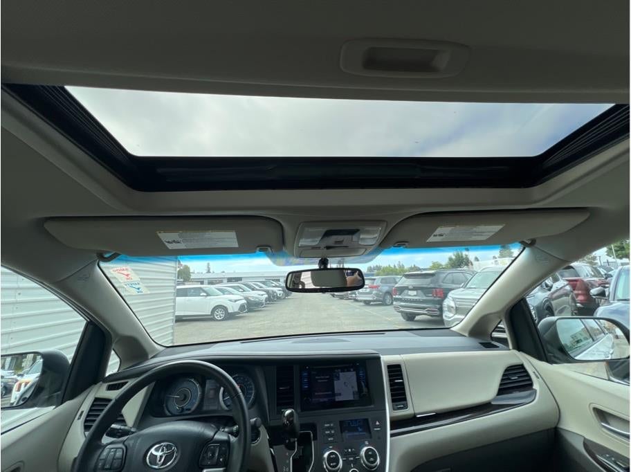 2017 Toyota Sienna XLE Premium Minivan 4D