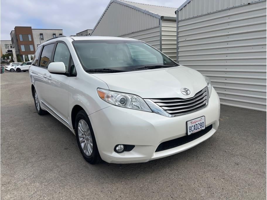 2017 Toyota Sienna XLE Premium Minivan 4D