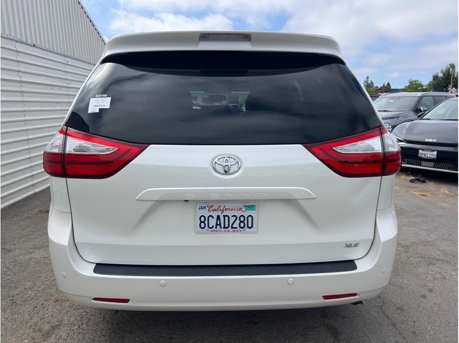 2017 Toyota Sienna XLE Premium Minivan 4D