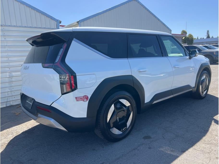 2024 Kia EV9 Light Long Range Sport Utility 4D
