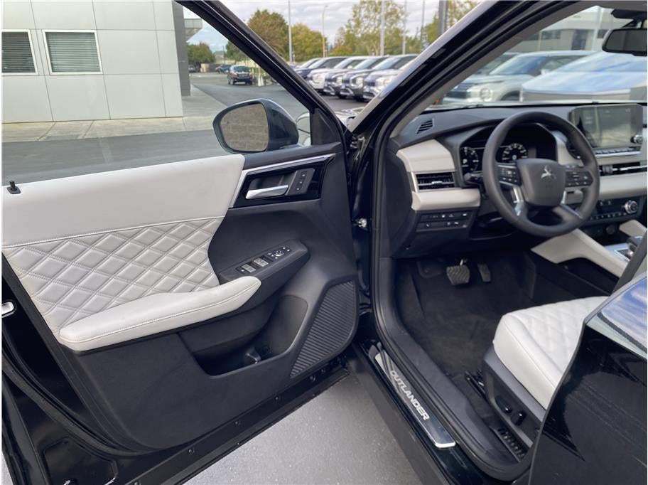 2025 Mitsubishi Outlander PHEV PLATINUM EDITION