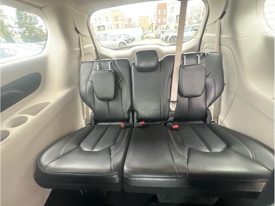 2023 Chrysler Pacifica Hybrid Touring L Van 4D