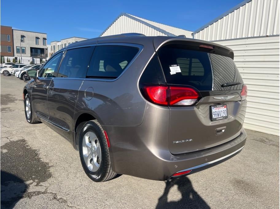 2018 Chrysler Pacifica Hybrid Touring L Minivan 4D