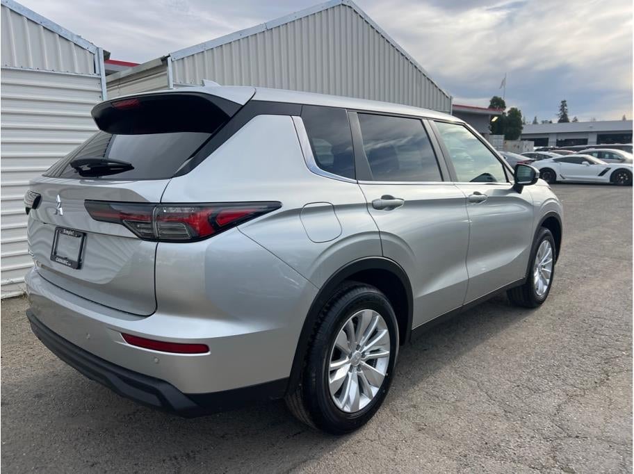 2026 Mitsubishi Outlander ES