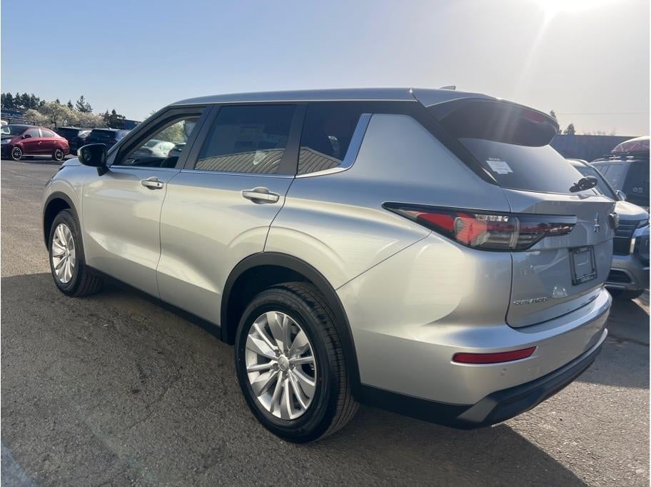 2026 Mitsubishi Outlander ES