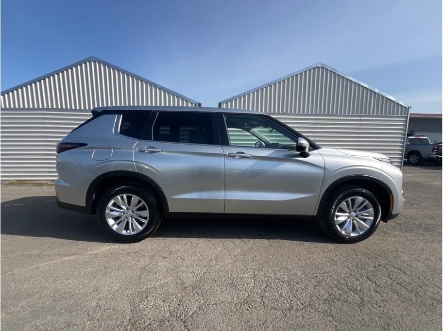 2026 Mitsubishi Outlander ES