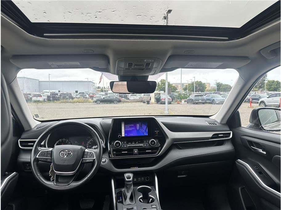 2023 Toyota Highlander XLE Sport Utility 4D