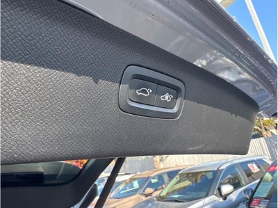 2018 Volvo XC90 T6 Momentum Sport Utility 4D