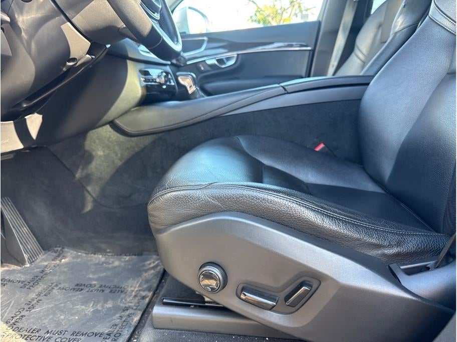 2018 Volvo XC90 T6 Momentum Sport Utility 4D