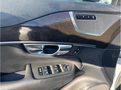 2018 Volvo XC90 T6 Momentum Sport Utility 4D