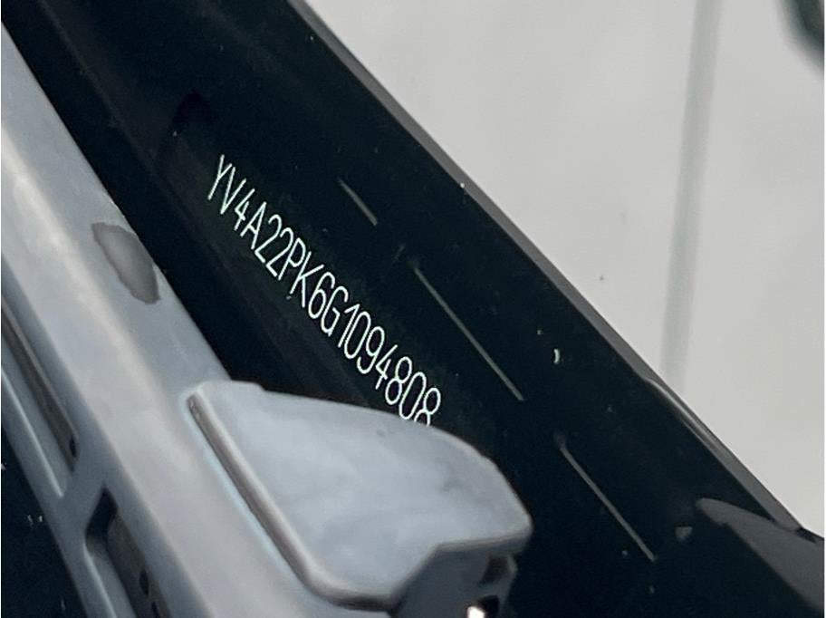 2016 Volvo XC90 T6 Momentum Sport Utility 4D