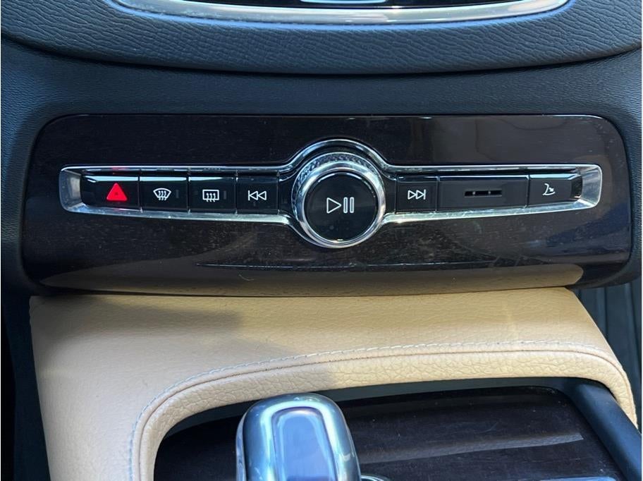 2019 Volvo XC90 T8 Momentum Sport Utility 4D