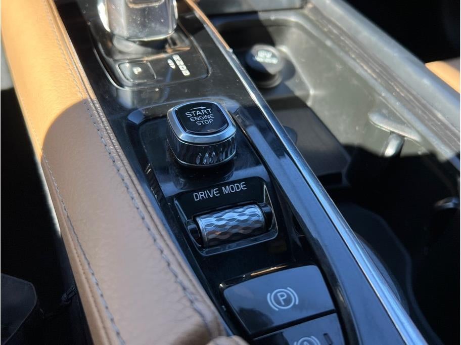 2019 Volvo XC90 T8 Momentum Sport Utility 4D