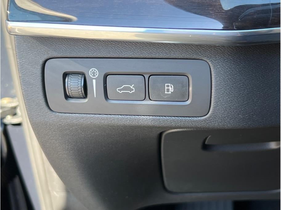 2019 Volvo XC90 T8 Momentum Sport Utility 4D