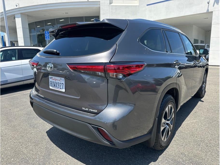 2021 Toyota Highlander XLE Sport Utility 4D