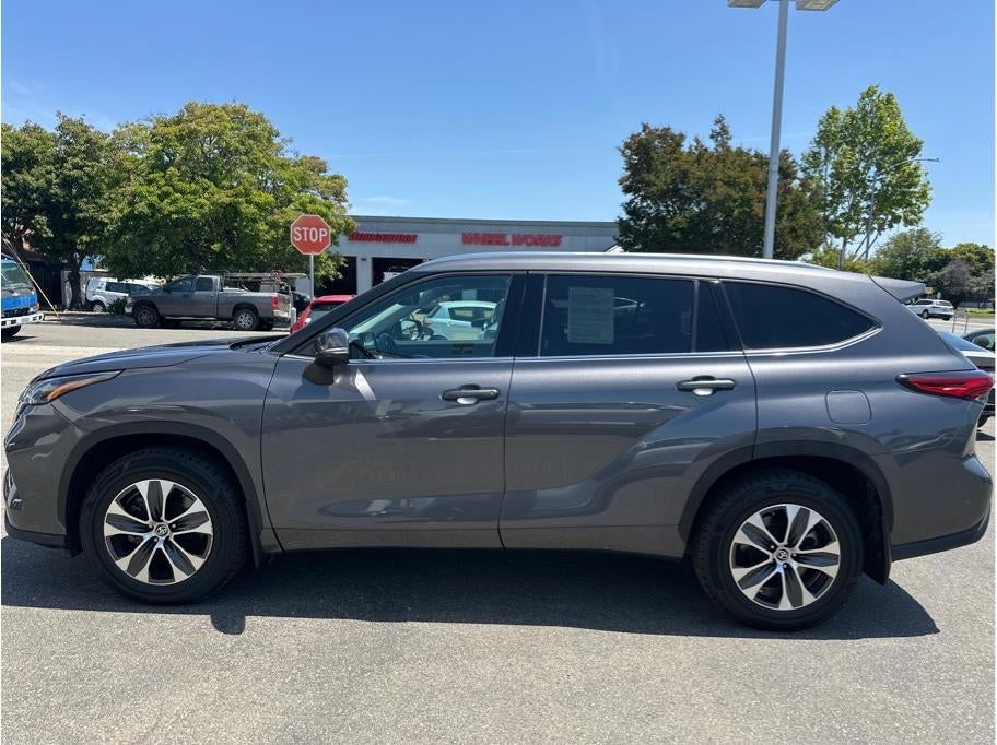 2021 Toyota Highlander XLE Sport Utility 4D